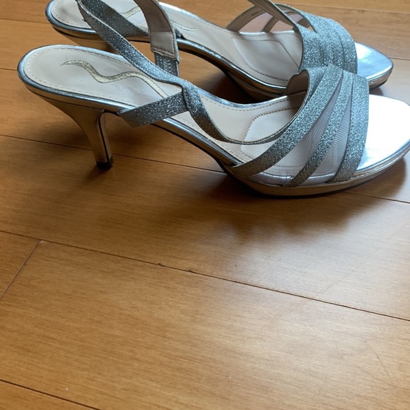 Dressy Silver Slingback SStrappy Dress Shoe 3” Heels Leather Sole Women size 8 - Picture 5 of 14